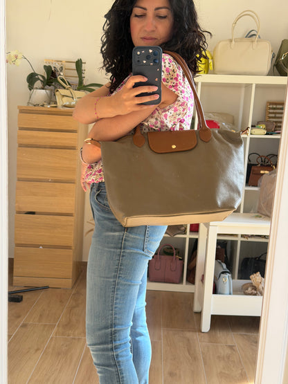 Borsa bottoncina maxi vera pelle indossata