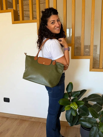 Borsa bottoncina maxi vera pelle indossata2