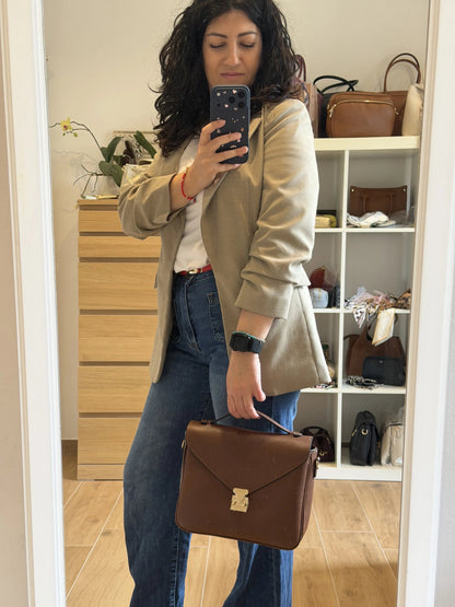 Borsa mano tracolla delia indossata1