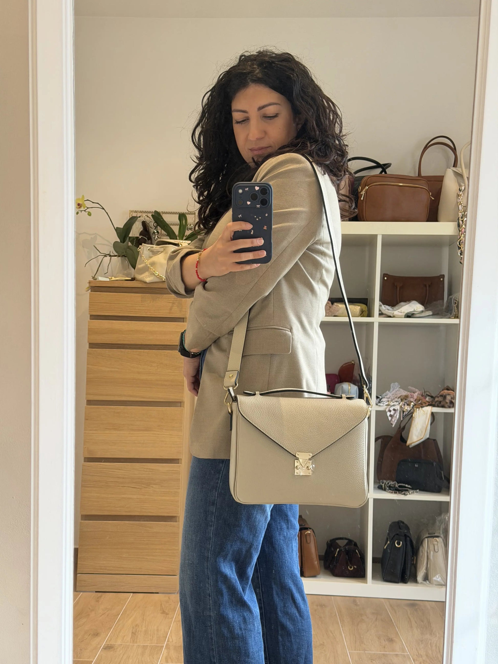 Borsa mano tracolla delia indossata2