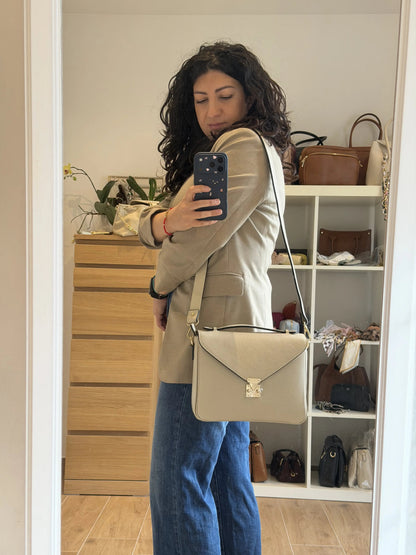 Borsa mano tracolla delia indossata2
