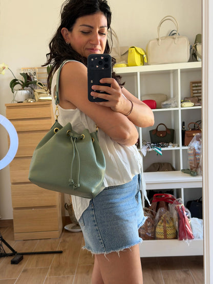 Borsa secchiello cleo pelle martellata indossata