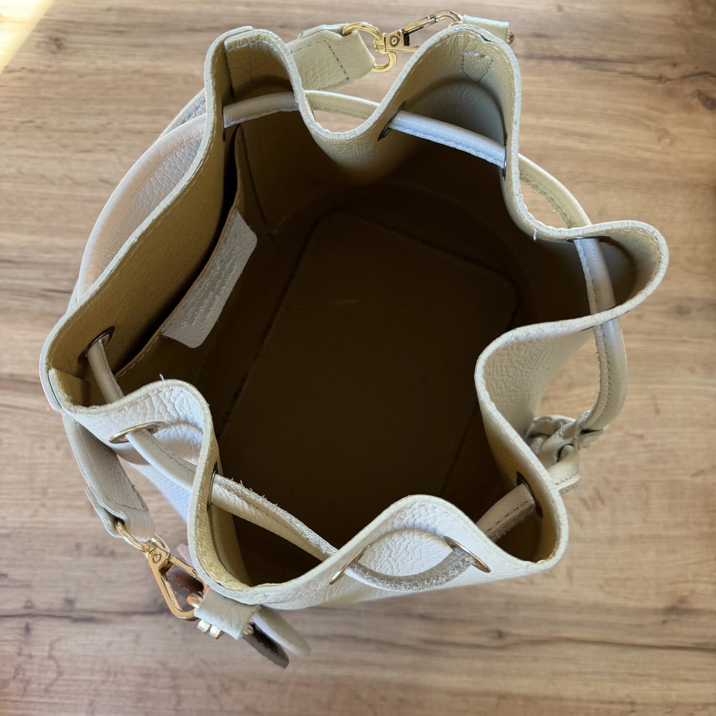 Borsa secchiello grande vera pelle tracolla manico aperta