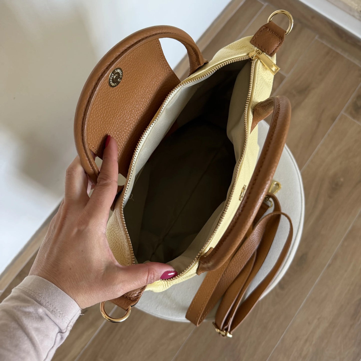 Borsa tracolla mano bottoncina media pelle bicolore aperta