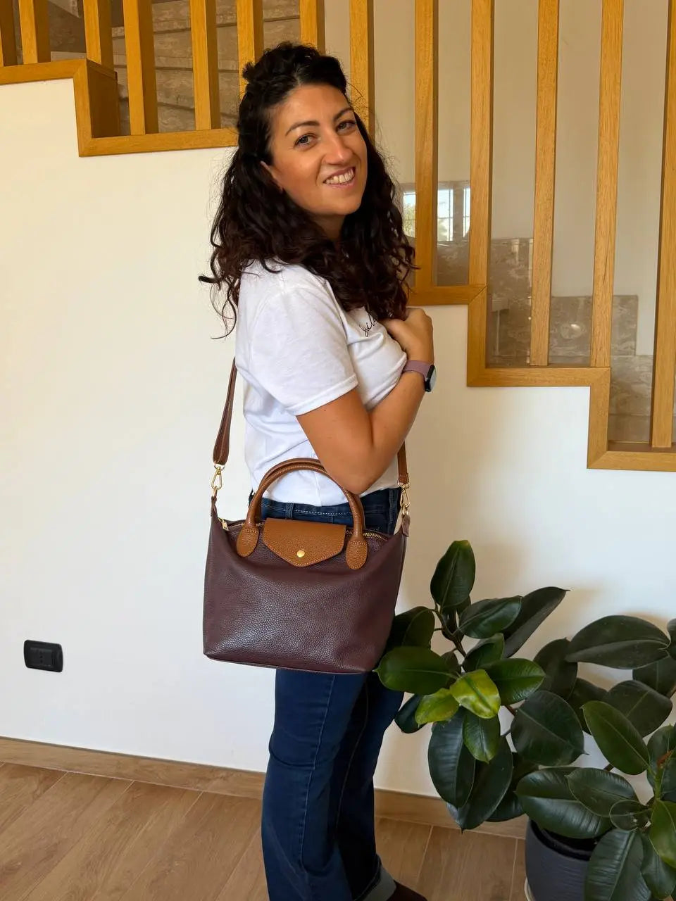 Borsa tracolla mano bottoncina media pelle bicolore indossata
