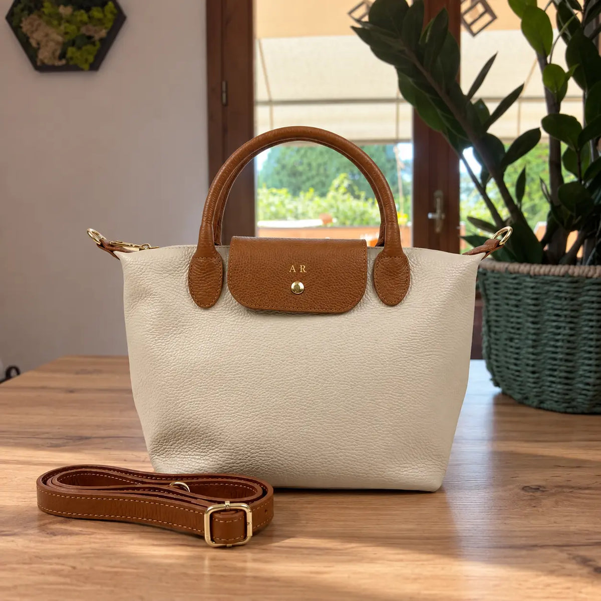 Borsa tracolla mano bottoncina media pelle bicolore panna cuoio
