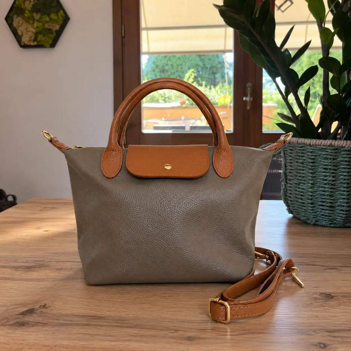 Borsa tracolla mano bottoncina media pelle bicolore taupe cuoio