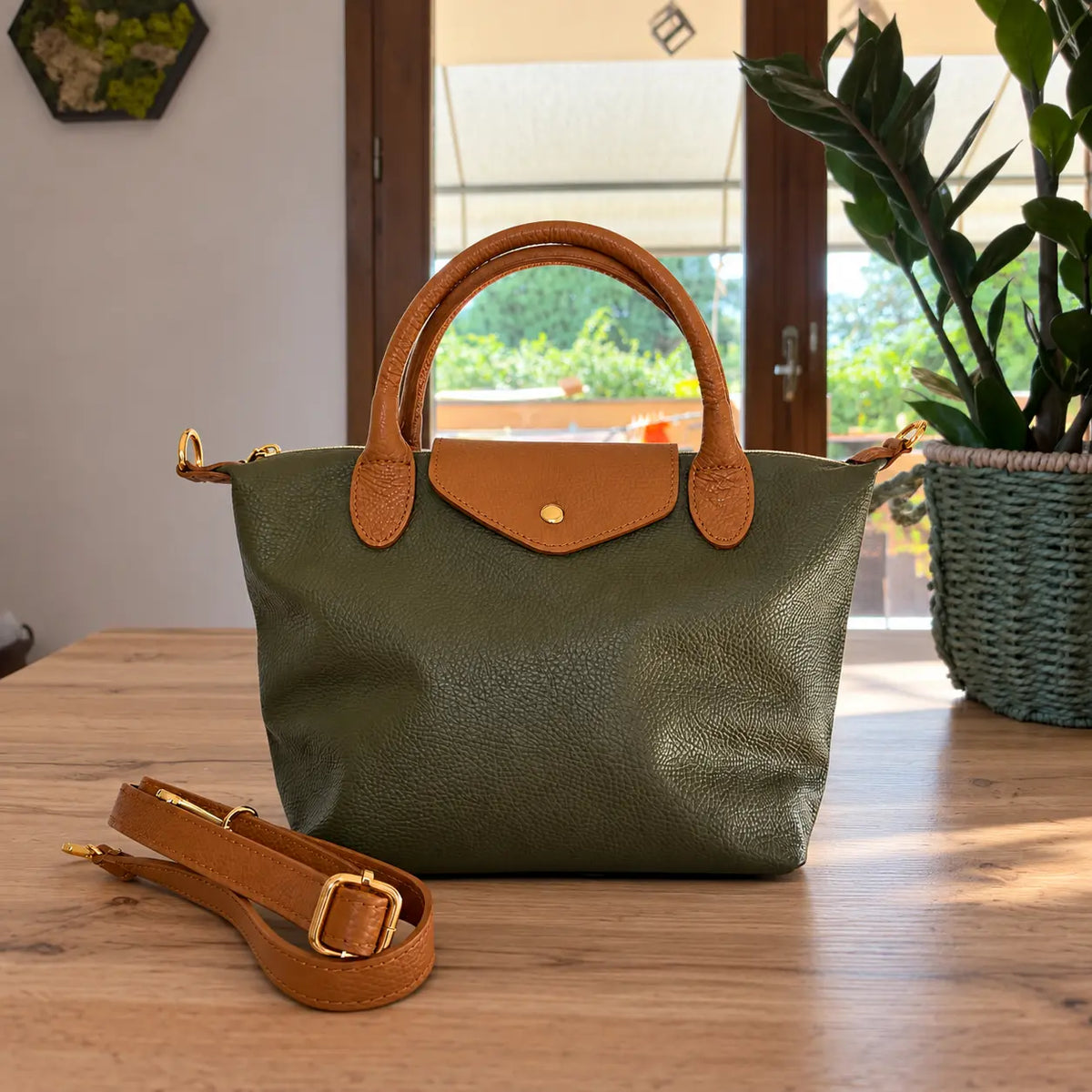 Borsa tracolla mano bottoncina media pelle bicolore verde militare cuoio