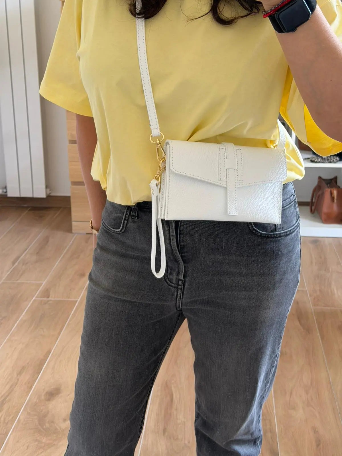 Pochette busta pelle tracolla indossata2