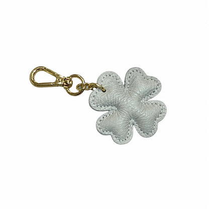 Portachiavi charm borsa quadrifoglio pelle grigio chiaro