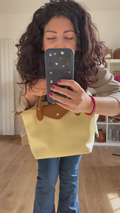 borsa-tracolla-mano-bottoncina-media-pelle-bicolore-video