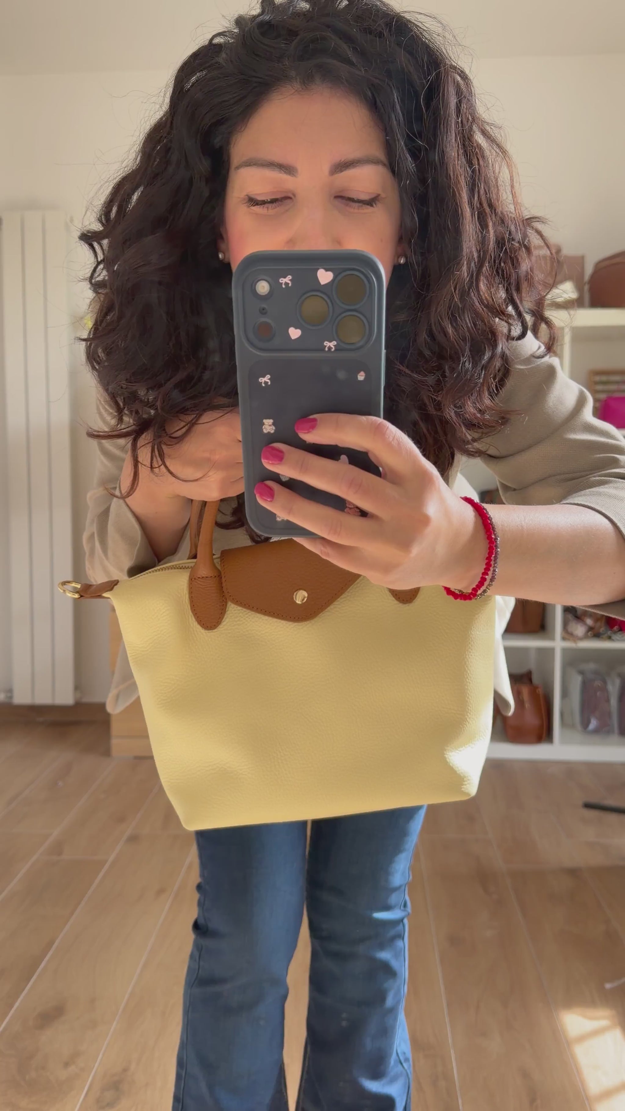 borsa-tracolla-mano-bottoncina-media-pelle-bicolore-video